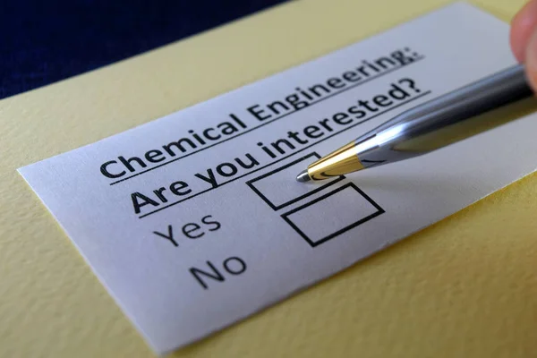 Uma Pessoa Está Respondendo Pergunta Sobre Engenharia Química — Fotografia de Stock