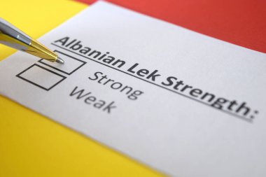 Bir kişi Arnavut Lek 'in gücüyle ilgili soruya cevap veriyor.