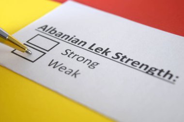 Bir kişi Arnavut Lek 'in gücüyle ilgili soruya cevap veriyor.