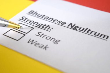 Bir kişi Bhutanese Ngultrum para biriminin gücü ile ilgili soruya cevap veriyor..