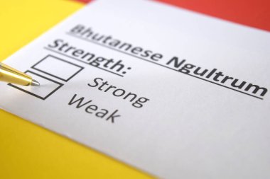 Bir kişi Bhutanese Ngultrum para biriminin gücü ile ilgili soruya cevap veriyor..