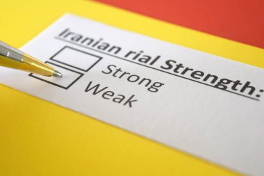 Bir kişi İran Riyal para biriminin gücü ile ilgili soruya cevap veriyor..