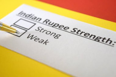 Bir kişi Hint Rupisi 'nin gücüyle ilgili soruya cevap veriyor..