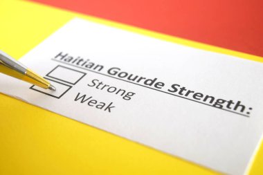 Bir kişi Haitili gurme parasının gücü ile ilgili sorulara cevap veriyor..