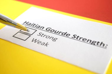 Bir kişi Haitili gurme parasının gücü ile ilgili sorulara cevap veriyor..