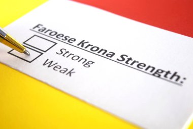 Bir kişi Faroe Krona para biriminin gücü ile ilgili sorulara cevap veriyor..