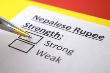 Bir kişi Nepal Rupisi 'nin gücü ile ilgili sorulara cevap veriyor..