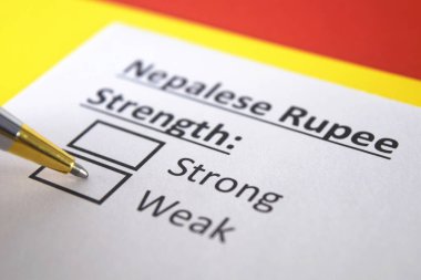 Bir kişi Nepal Rupisi 'nin gücü ile ilgili sorulara cevap veriyor..