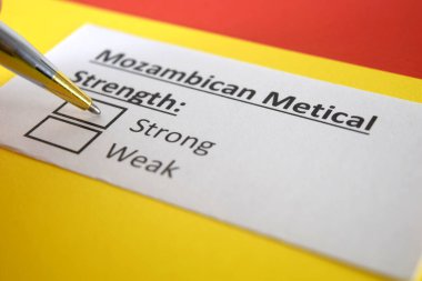 Bir kişi Mozambik Metical 'ın gücü ile ilgili soruya cevap veriyor..