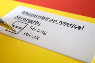 Bir kişi Mozambik Metical 'ın gücü ile ilgili soruya cevap veriyor..