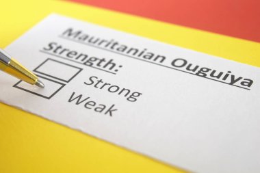 Bir kişi Moritanya Ouguiya 'nın gücü ile ilgili sorulara cevap veriyor..