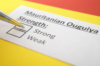 Bir kişi Moritanya Ouguiya 'nın gücü ile ilgili sorulara cevap veriyor..
