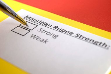 Bir kişi Mauritian Rupisinin gücü ile ilgili soruya cevap veriyor..