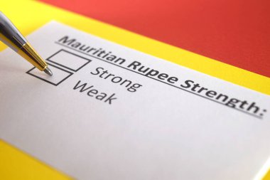 Bir kişi Mauritian Rupisinin gücü ile ilgili soruya cevap veriyor..