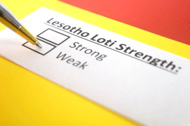 Bir kişi Lesotho Loti 'nin gücü ile ilgili soruya cevap veriyor..
