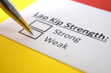 Bir kişi Lao Kip 'in gücü ile ilgili soruya cevap veriyor..