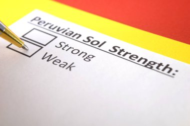 Bir kişi Peru Sol para biriminin gücü ile ilgili soruya cevap veriyor..