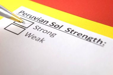 Bir kişi Peru Sol para biriminin gücü ile ilgili soruya cevap veriyor..