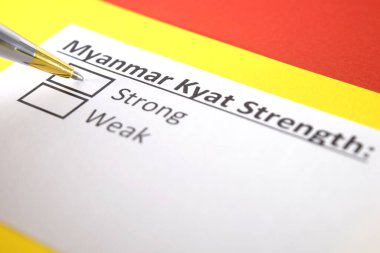 Bir kişi Myanmar Kyat 'ın gücü ile ilgili soruya cevap veriyor..