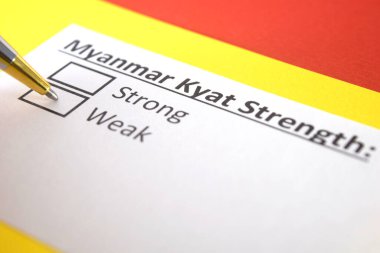 Bir kişi Myanmar Kyat 'ın gücü ile ilgili soruya cevap veriyor..