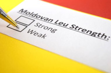 Moldova Leu 'nun gücü ile ilgili sorulara bir kişi cevap veriyor.