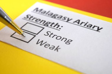 Bir kişi Malagasy Ariary para biriminin gücü ile ilgili soruya cevap veriyor..