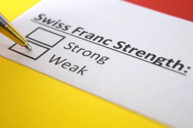 Bir kişi İsviçre Frangı 'nın gücü ile ilgili soruya cevap veriyor..