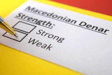 Makedon Denarı 'nın gücü hakkındaki soruları bir kişi yanıtlıyor.