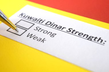 Bir kişi Kuveyt Dinarı 'nın gücü ile ilgili soruya cevap veriyor..