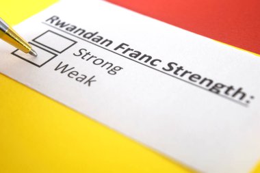Bir kişi Ruanda Frangı 'nın gücü ile ilgili soruya cevap veriyor..