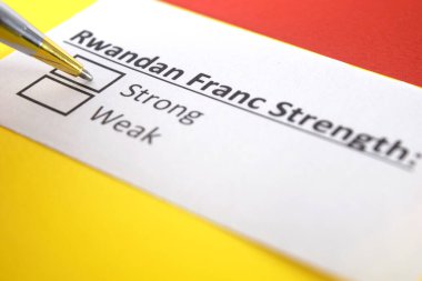 Bir kişi Ruanda Frangı 'nın gücü ile ilgili soruya cevap veriyor..