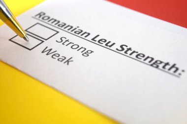 Bir kişi Rumen Leu para biriminin gücü hakkındaki soruyu yanıtlıyor.