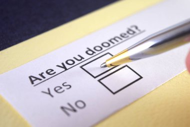 Bir kişi hayatıyla ilgili soruya cevap veriyor..