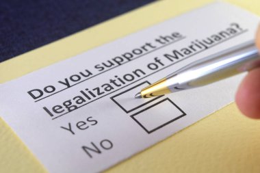 Bir kişi marihuana hakkındaki soruyu cevaplıyor..