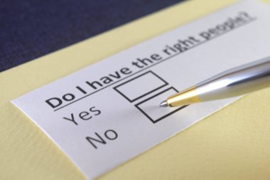 Bir kişi insan kaynakları ile ilgili soruya cevap veriyor..