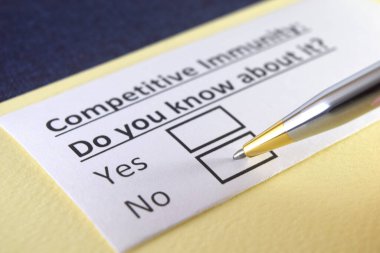 Bir kişi rekabet dokunulmazlığı ile ilgili soruya cevap veriyor.