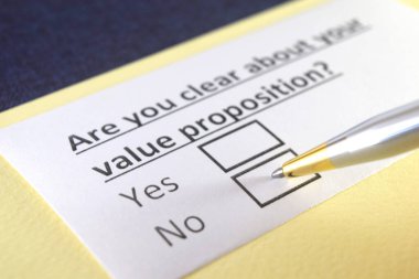 Bir kişi değer önerisi hakkındaki soruyu cevaplıyor.