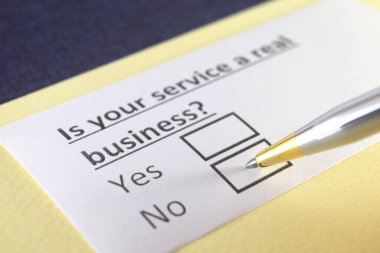 Bir kişi işle ilgili soruya cevap veriyor..