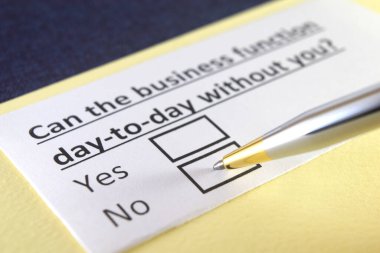 Bir kişi işiyle ilgili soruya cevap veriyor..