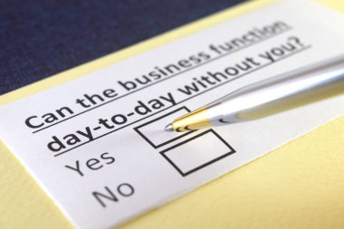 Bir kişi işiyle ilgili soruya cevap veriyor..