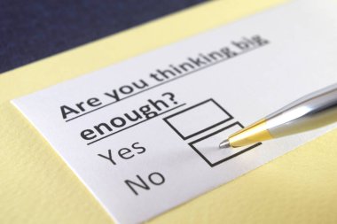 Bir kişi onun planı hakkındaki soruyu cevaplıyor..