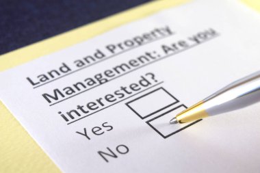 Bir kişi arazi ve emlak yönetimi ile ilgili soruları yanıtlıyor.