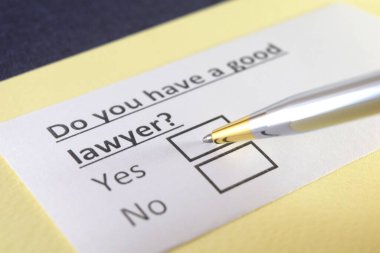 Bir kişi hukuk hizmetleriyle ilgili soruları cevaplıyor..