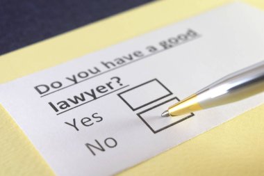 Bir kişi hukuk hizmetleriyle ilgili soruları cevaplıyor..