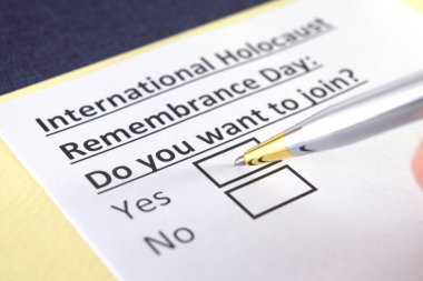 Bir kişi uluslararası soykırım anma günüyle ilgili soruya cevap veriyor..