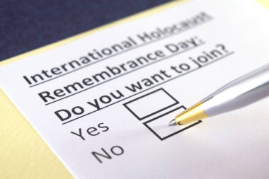 Bir kişi uluslararası soykırım anma günüyle ilgili soruya cevap veriyor..