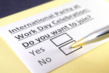 Bir kişi, iş günü kutlamalarında uluslararası eşitlik sorusunu yanıtlıyor.