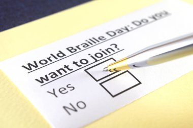 Bir kişi Dünya Braille Günü 'yle ilgili soruya cevap veriyor..