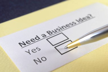 Bir kişi iş fikriyle ilgili soruya cevap veriyor..