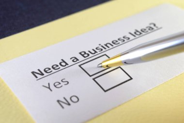 Bir kişi iş fikriyle ilgili soruya cevap veriyor..